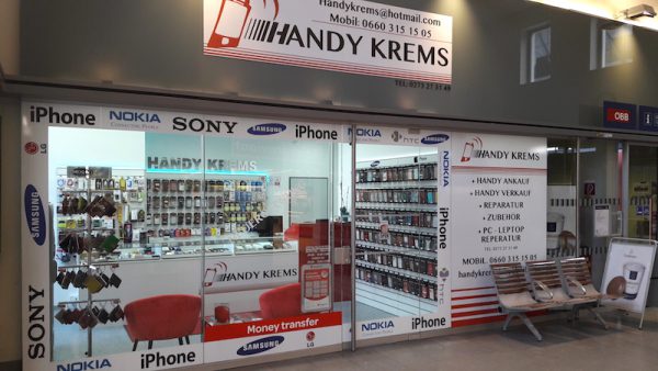 Verkaufstresen und Zubehör-Wand bei Handy Krems