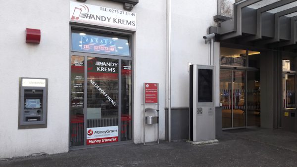 Schaufenster von Handy Krems mit Schriftzug